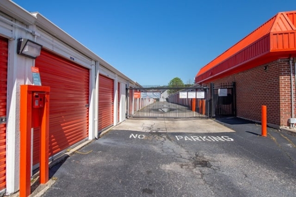 Facility photo: //images.sparefoot.com/medium/215650695e6a4d2e737.jpg