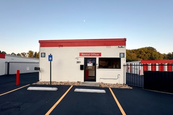 Facility photo: //images.sparefoot.com/medium/215653687ce904b2b75.jpg