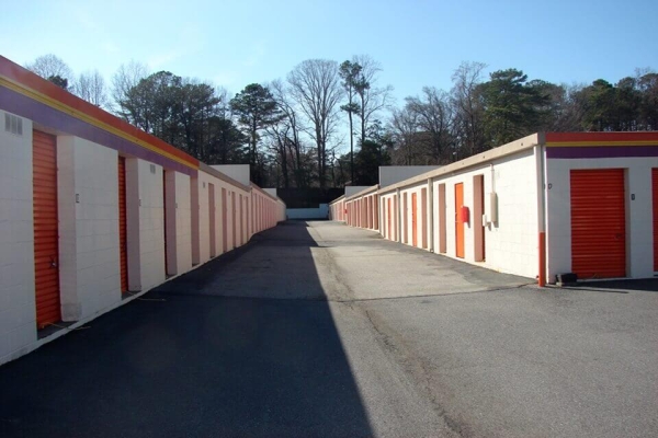 Facility photo: //images.sparefoot.com/medium/215653687ce905c46d4.jpg