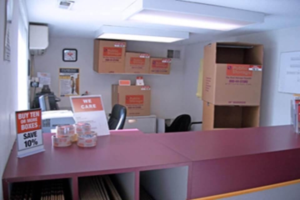 Facility photo: //images.sparefoot.com/medium/215658687ce95898233.jpg