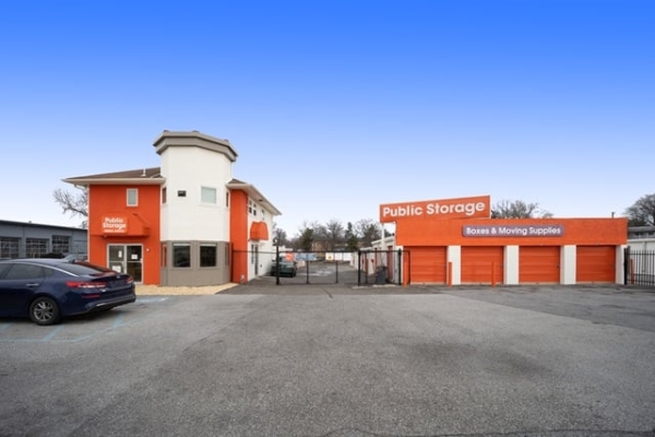 Facility photo: //images.sparefoot.com/medium/215659687ce948cc30a.jpg