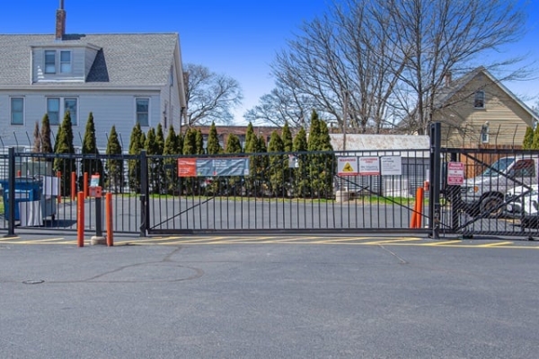 Facility photo: //images.sparefoot.com/medium/2156606911f19db11eb.jpg