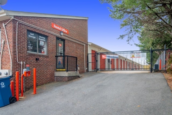 Facility photo: //images.sparefoot.com/medium/215663688e0dc985bbb.jpg