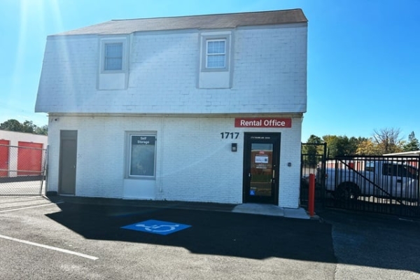 Facility photo: //images.sparefoot.com/medium/21566469419f11cc313.jpg