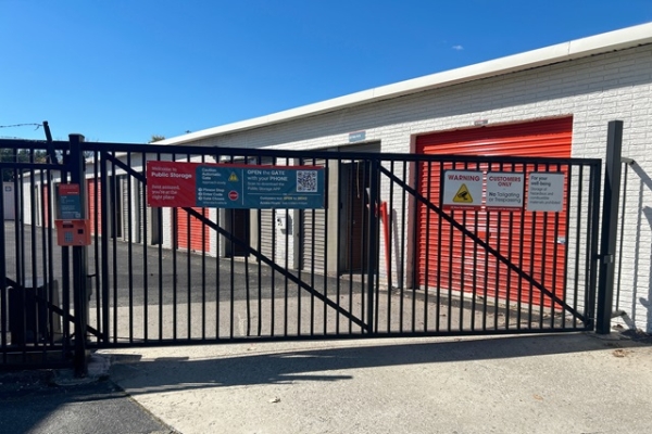 Facility photo: //images.sparefoot.com/medium/2156646a2c03adab6c2.jpg