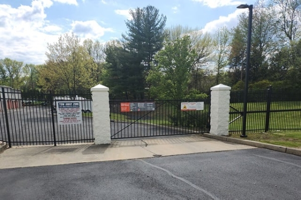 Facility photo: //images.sparefoot.com/medium/2156656894a4906b19c.jpg