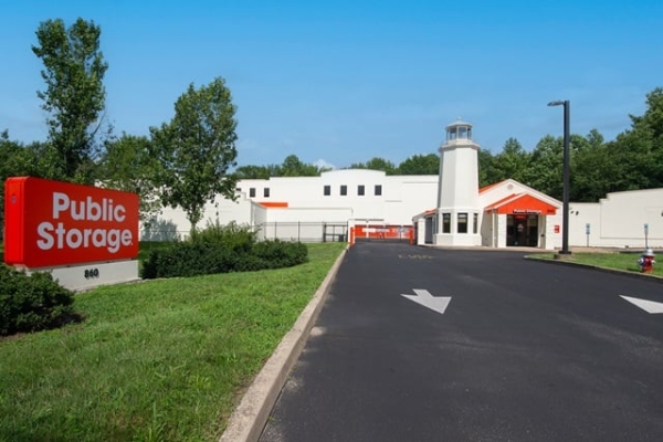 Facility photo: //images.sparefoot.com/medium/215669693043b810f18.jpg