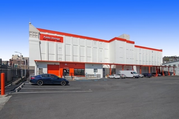 Facility photo: //images.sparefoot.com/medium/21567869f5f8bb85d7a.jpg