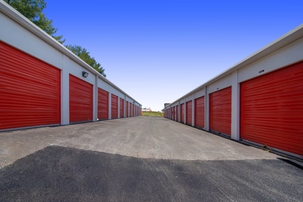 Facility photo: //images.sparefoot.com/medium/215679687b9a1f8076f.jpg