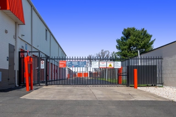 Facility photo: //images.sparefoot.com/medium/215679692b00f1809dc.jpg