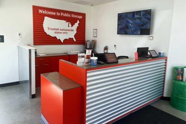 Facility photo: //images.sparefoot.com/medium/2156806963b141dca0e.jpg