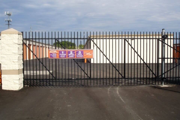 Facility photo: //images.sparefoot.com/medium/215685687b9ad0b2276.jpg