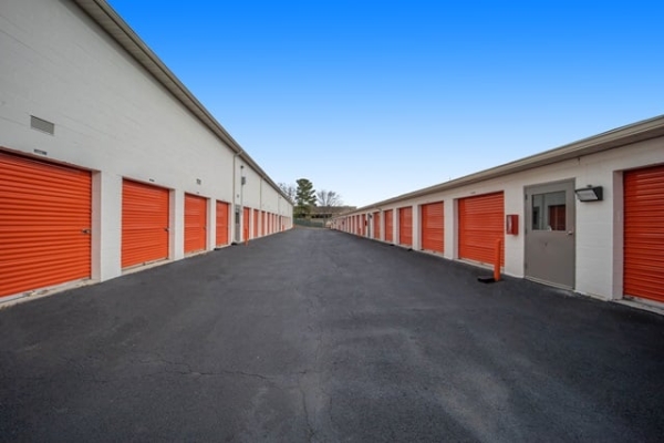 Facility photo: //images.sparefoot.com/medium/21568769f5f8c10e8b1.jpg