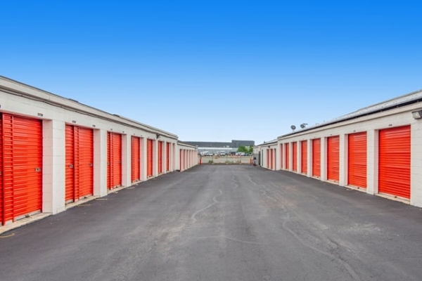 Facility photo: //images.sparefoot.com/medium/2156896924665872eb9.jpg