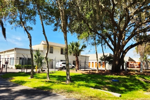 Facility photo: //images.sparefoot.com/medium/215693687ce9e2e76d1.jpg