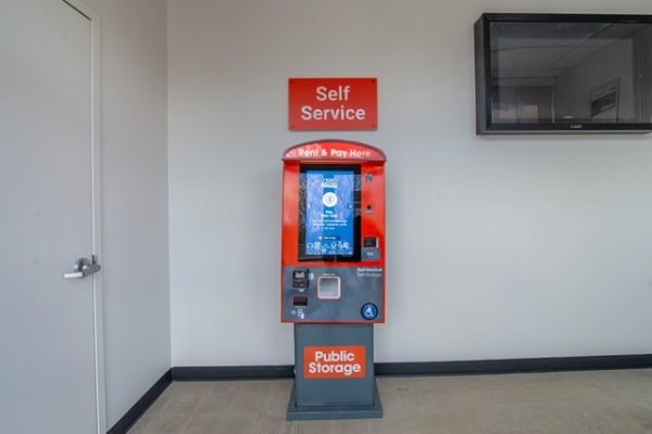 Facility photo: //images.sparefoot.com/medium/215695696651682f096.jpg