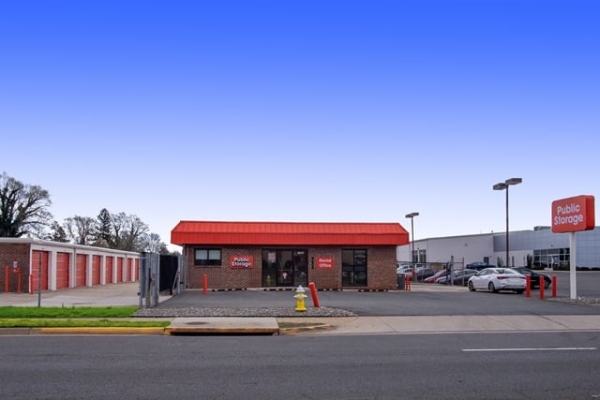 Facility photo: //images.sparefoot.com/medium/21569769f4a8182106b.jpg
