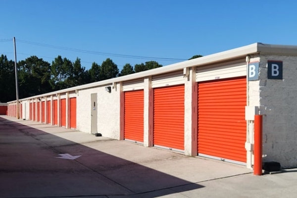 Facility photo: //images.sparefoot.com/medium/215699690cabe984837.jpg