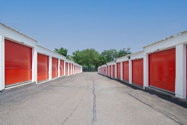 Facility photo: //images.sparefoot.com/medium/2157046878f56445668.jpg