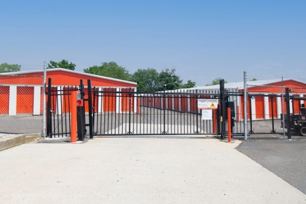 Facility photo: //images.sparefoot.com/medium/215704692314b40e755.jpg