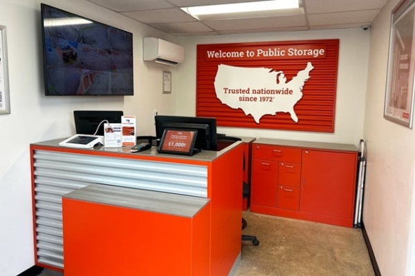 Facility photo: //images.sparefoot.com/medium/215710689f30597bf9b.jpg