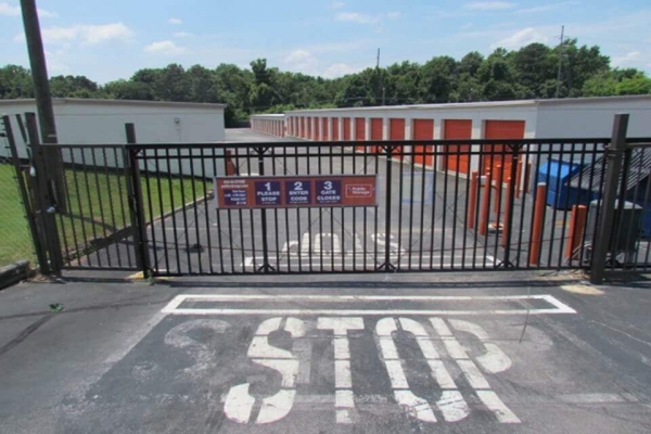 Facility photo: //images.sparefoot.com/medium/2157166890b04fbb231.jpg