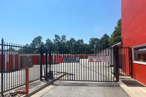 Facility photo: //images.sparefoot.com/medium/2157236a3bd63c7e59e.jpg