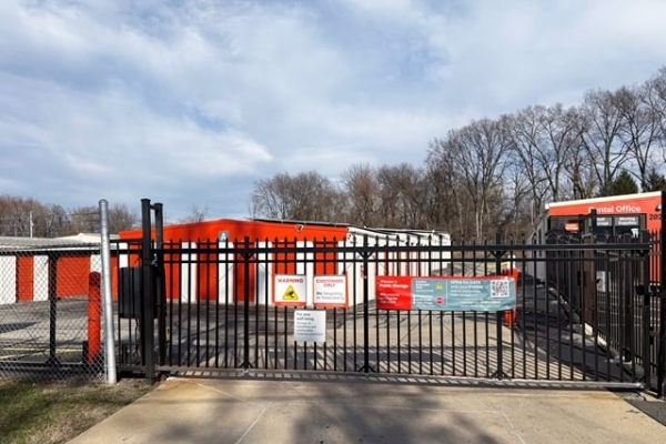 Facility photo: //images.sparefoot.com/medium/215729695d1672a2ee6.jpg