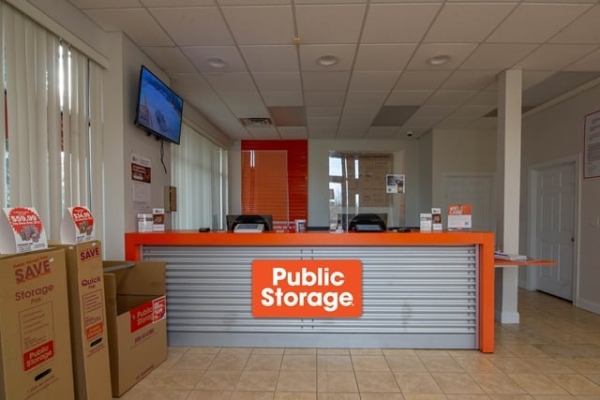 Facility photo: //images.sparefoot.com/medium/2157356910a3efbaf25.jpg