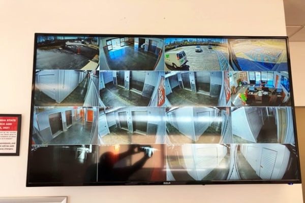 Facility photo: //images.sparefoot.com/medium/215737690b5a7bebd86.jpg