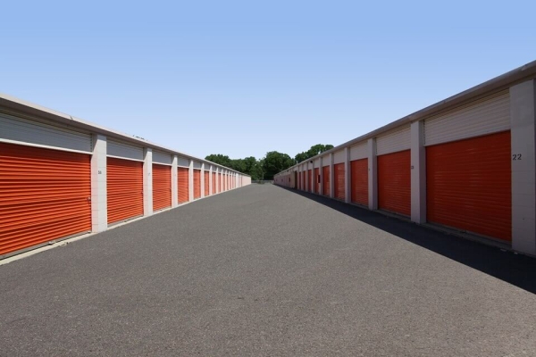 Facility photo: //images.sparefoot.com/medium/215743688cbde5046bf.jpg