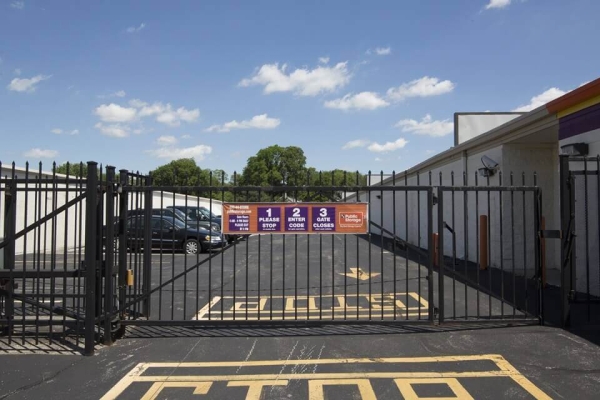 Facility photo: //images.sparefoot.com/medium/215743688cbde759f9b.jpg