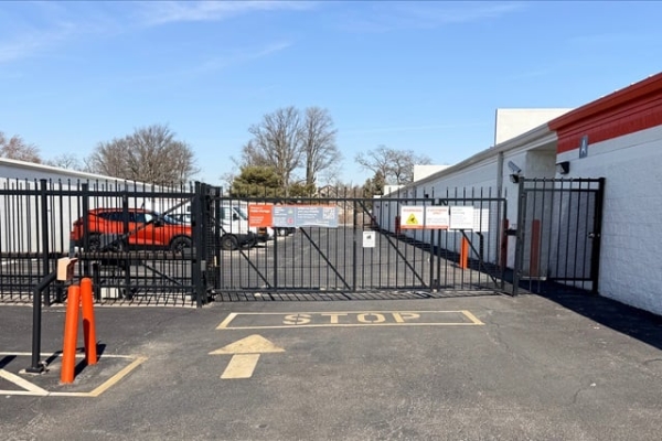 Facility photo: //images.sparefoot.com/medium/21574369ff332bb0fe9.jpg