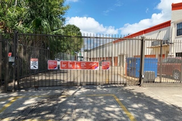 Facility photo: //images.sparefoot.com/medium/215744690769ff07693.jpg