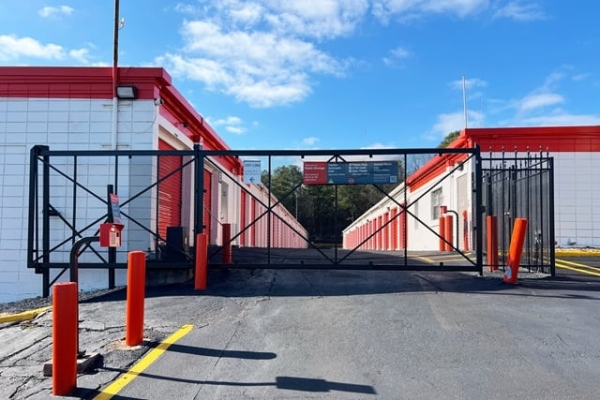 Facility photo: //images.sparefoot.com/medium/2157506878f66400e0b.jpg