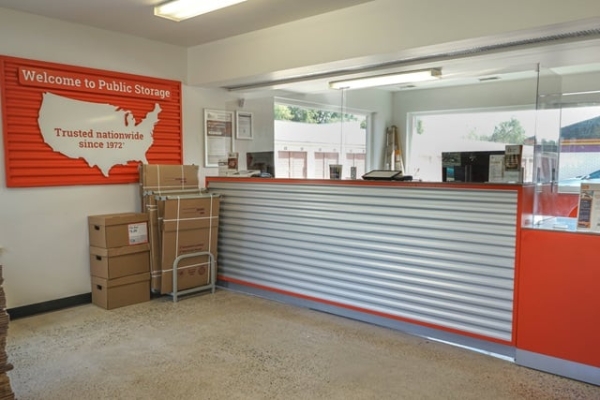 Facility photo: //images.sparefoot.com/medium/215752692314dc8b7d7.jpg