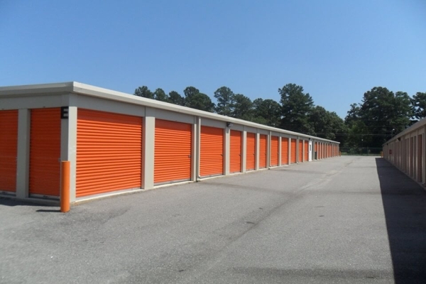 Facility photo: //images.sparefoot.com/medium/215756689f318d4cc8d.jpg