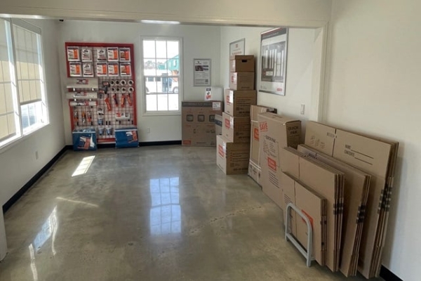 Facility photo: //images.sparefoot.com/medium/215756689f318e54abb.jpg