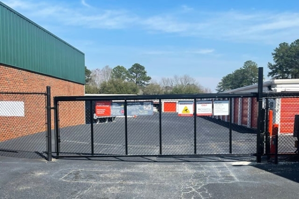 Facility photo: //images.sparefoot.com/medium/215756689f318f6481d.jpg
