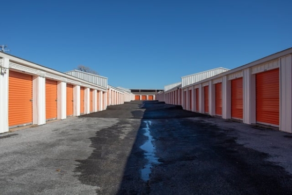 Facility photo: //images.sparefoot.com/medium/21576869f5fab9300e9.jpg