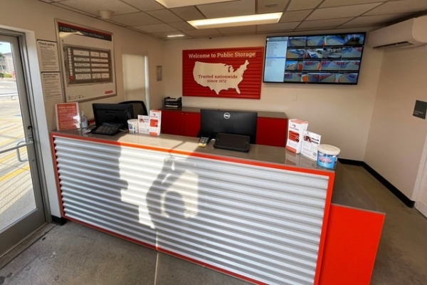 Facility photo: //images.sparefoot.com/medium/215772694800d7106e2.jpg