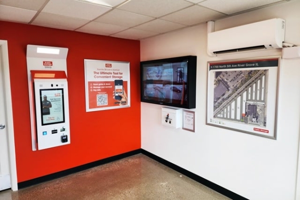 Facility photo: //images.sparefoot.com/medium/215775687e3b8846f53.jpg