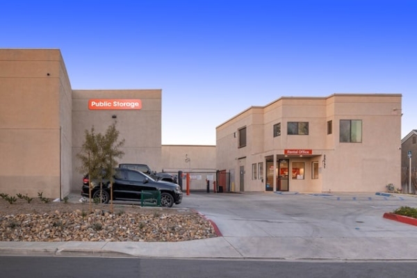 Facility photo: //images.sparefoot.com/medium/215777688e10eb5fe7e.jpg