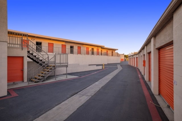 Facility photo: //images.sparefoot.com/medium/215777688e10ec6e5c6.jpg