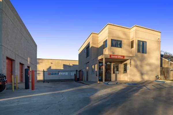 Facility photo: //images.sparefoot.com/medium/21577769fde341543a3.jpg