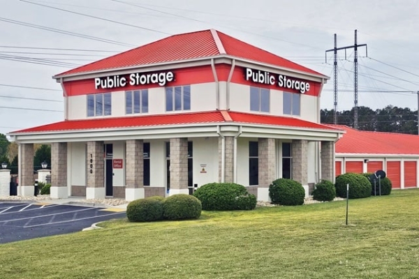 Facility photo: //images.sparefoot.com/medium/215785692b01b1ca130.jpg