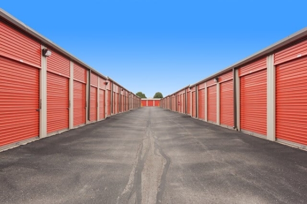 Facility photo: //images.sparefoot.com/medium/215791687b9aff0caa3.jpg