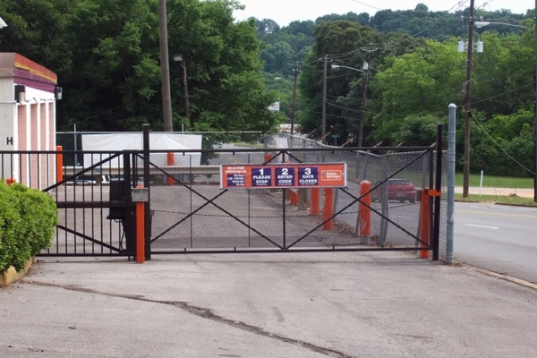 Facility photo: //images.sparefoot.com/medium/2157936884d4115a2c8.jpg