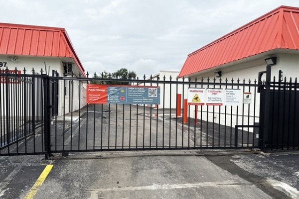 Facility photo: //images.sparefoot.com/medium/21580069f5f9efd669e.jpg