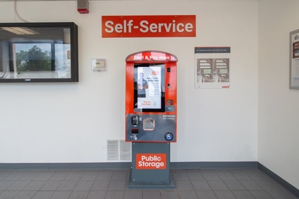 Facility photo: //images.sparefoot.com/medium/215805691f22006a02f.jpg